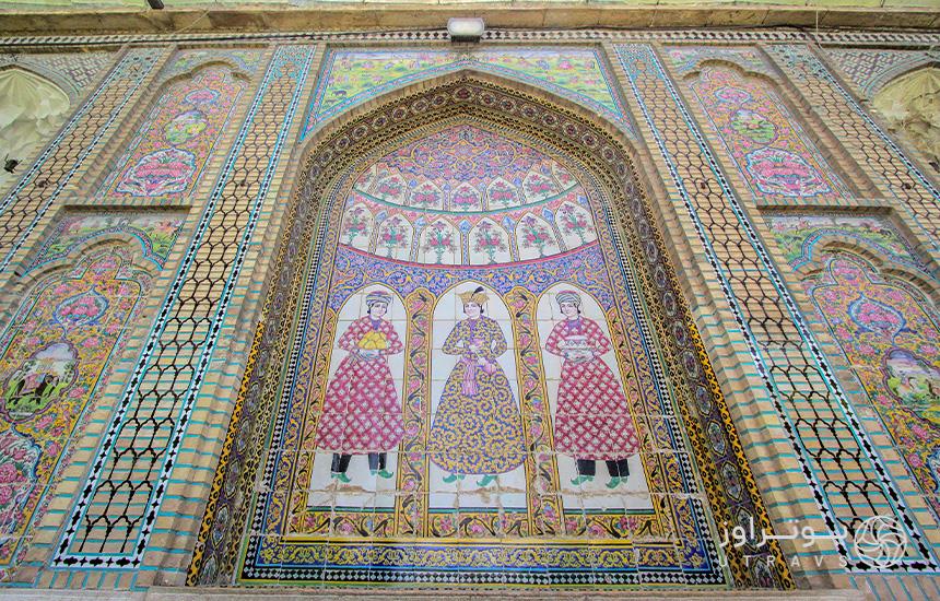 کاشی‌های دیوار ضلع جنوبی باغ نارنجستان قوام در شیراز
